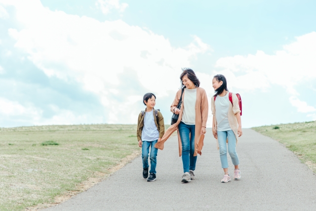 母親と姉、弟が並んで歩いている写真