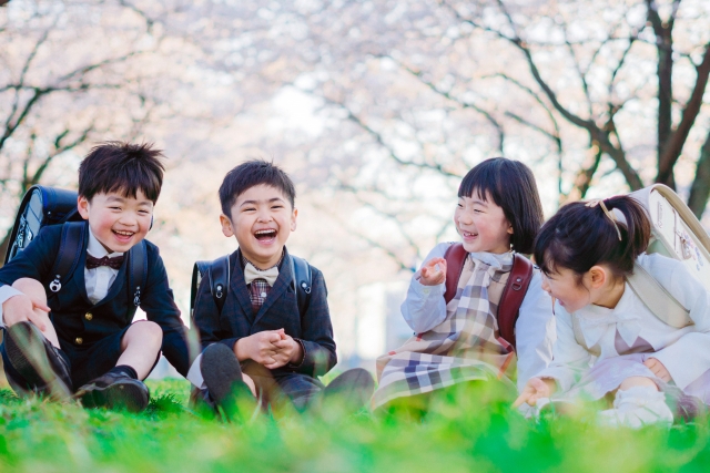 ランドセルと背負った子ども4人が笑っている写真