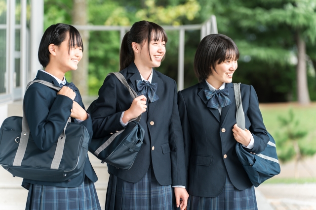 制服を着た女子3人が笑っている写真